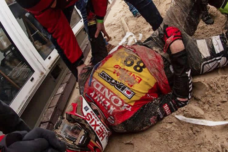 Jeremy van Horebeek brach im Ziel total erschöpft zusammen