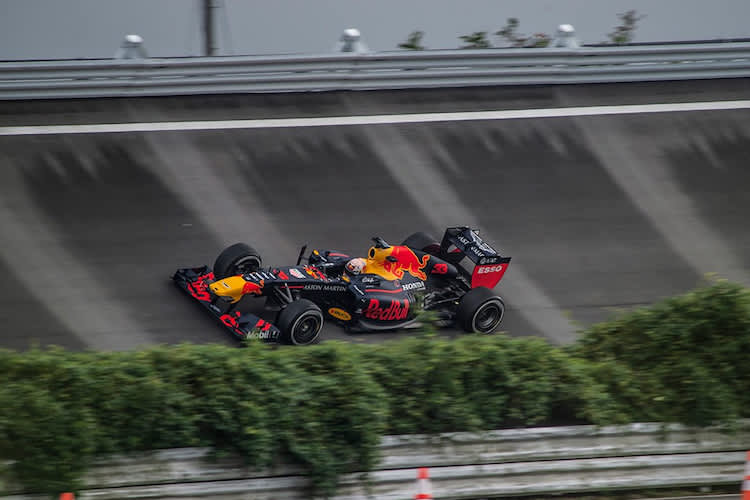 Max Verstappen im RB7 in der Steilwand