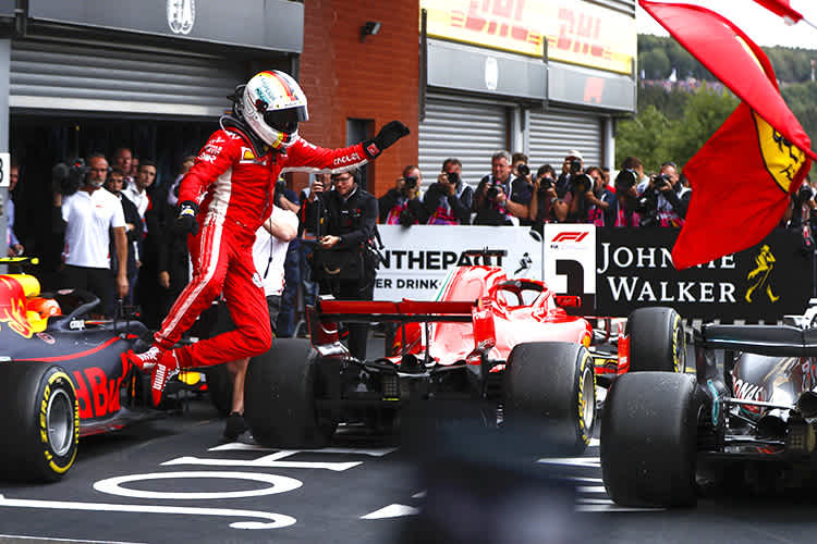 Sebastian Vettel: Freudessprung nach dem Rennen