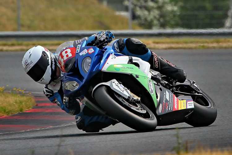 Dominik Vincon testet die BMW des Teams NRT 48