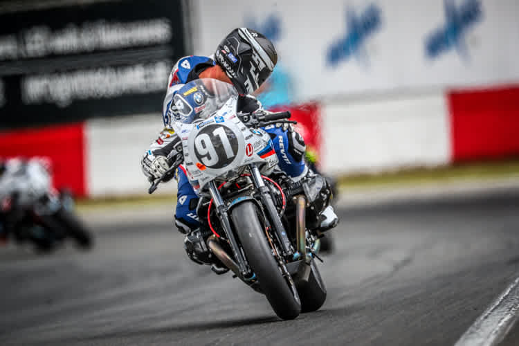 Arie Vos schaut sich nach Gegnern um