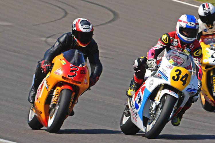 Bei der Sachsenring Classic: Ralf Waldmann (3) gegen Kevin Schwantz (34)