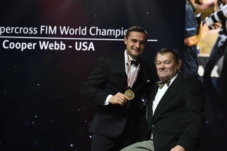 Cooper Webb bewegt sich nur noch mit Gehhilfen fort