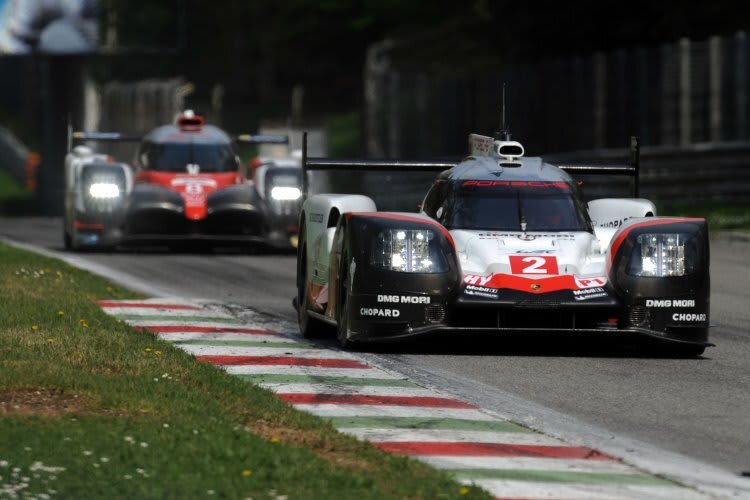 So wird das Duell in der FIA WEC 2017 lauten: Porsche 919 Hybrid (vorn) gegen Toyota TS050 Hybrid