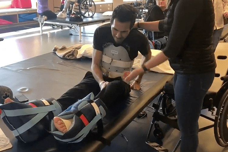 Robert Wickens hat gezeigt, wie er in einen Rollstuhl umsteigt