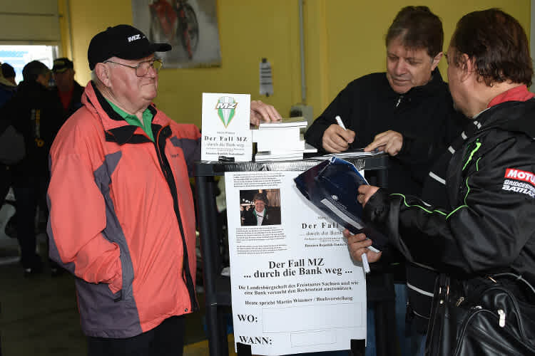 Martin Wimmer signierte beim ADAC Sachsenring Classic Exemplare seines Enthüllungsbuches «Der Fall MZ» 