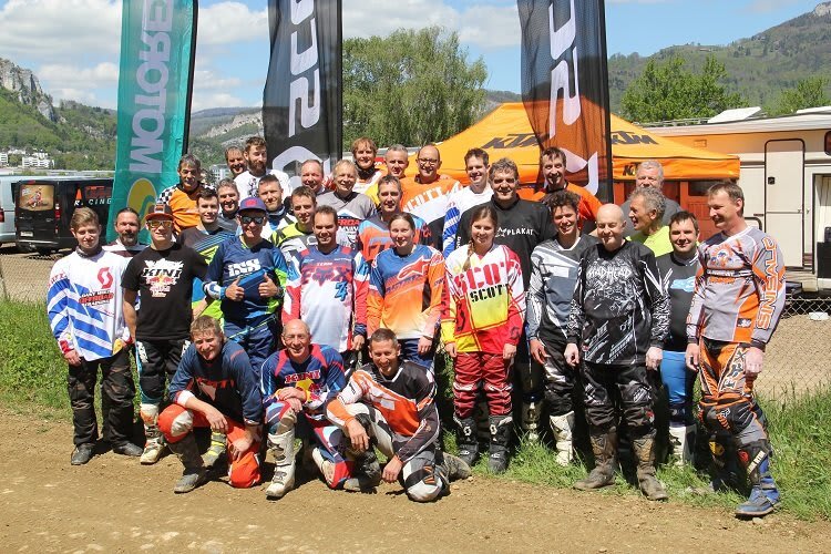 Gruppenbild mit Damen: Erinnerungsfoto von einem Offroadkurs bei strahlendem Sonnenschein