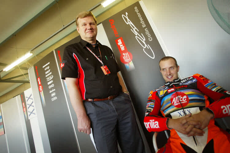 MotoGP-Saison 2003: Aprilia-Werksfahrer Colin Edwards mit Aprilia-Renndirektor Jan Witteveen