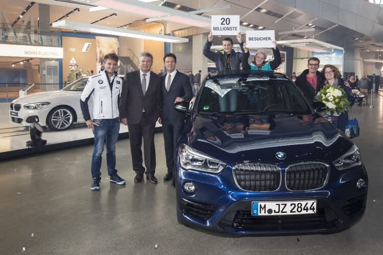 Marco Wittmann begrüßt den Jubiläumsbesucher