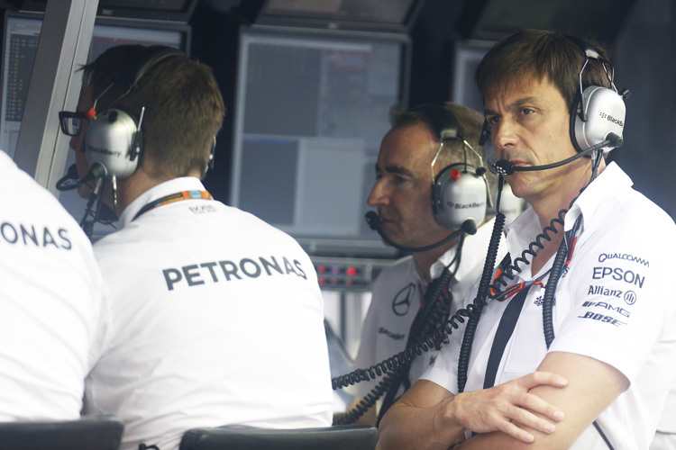 Toto Wolff (ganz rechts) und Paddy Lowe (gleich neben ihm)