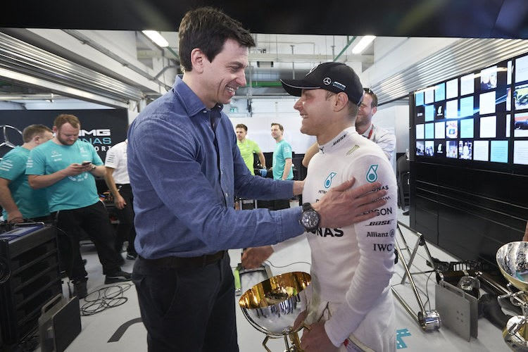Toto Wolff und Valtteri Bottas