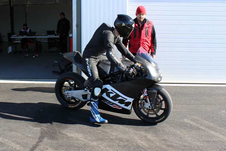 Testfahrer Tatu Lauslehto beim Roll-out in Almeria