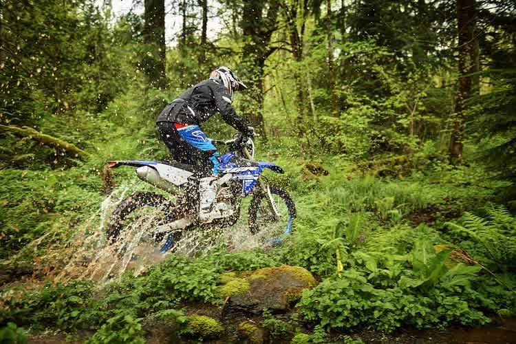 Die Yamaha WR 250 F soll 2018 soll mit mehr Leistung von Wanderern zertrampelten Waldboden auflockern