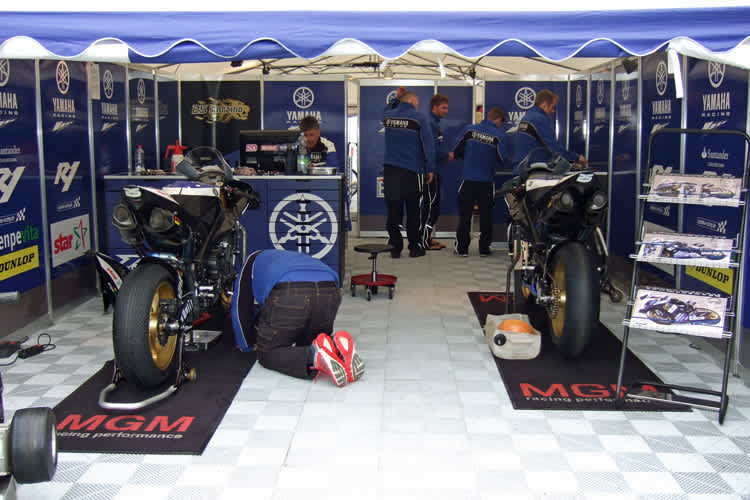 Bei der IDM wird dieses Mal in Zelten geschraubt. In den Boxen stehen die Autos