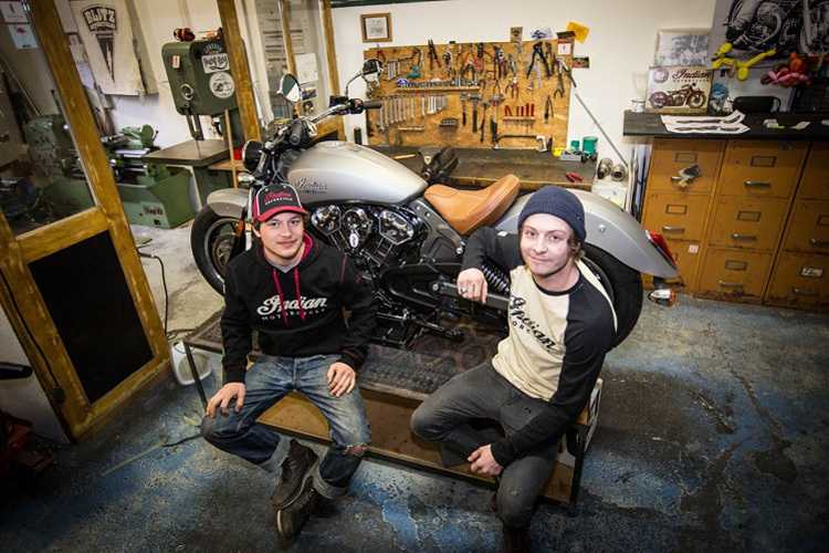 Neulich im Young Guns Speedshop: Fabian Witzig und Nik Heer vor der noch serienmäßigen Indian Scout 