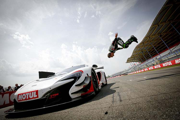 Nach seinem Sieg über den McLaren GT3 und Bruno Senna folgte Zarcos berühmter Flick Flack