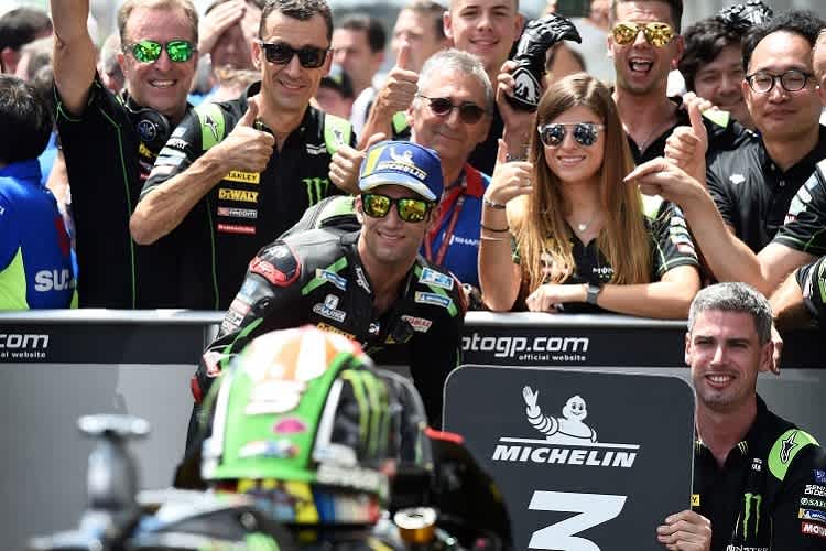 Johann Zarco feiert mit dem Tech3-Yamaha-Team