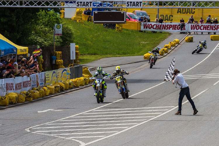 Der Zieleinlauf in St.Wendel: Lukas Höllbacher vor Markus Class