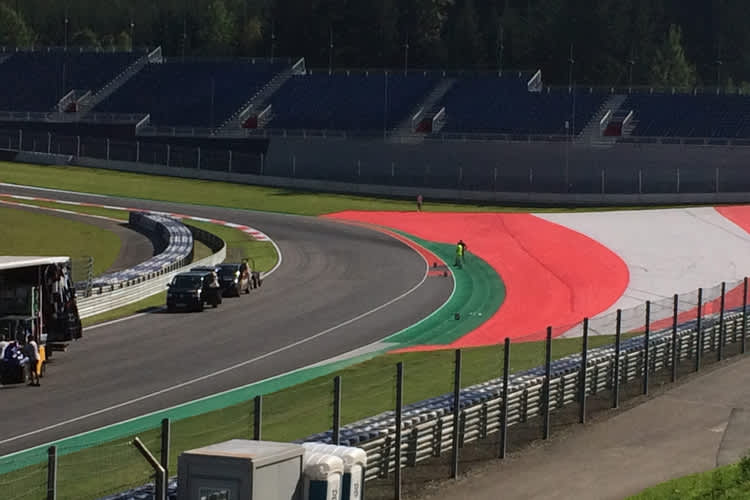 Die Umbauten in der Zielkurve stehen kurz vor der Fertigstellung, die weisse Linie ist die neue Streckenbegrenzung