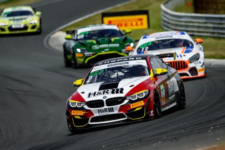 Der BMW M4 GT4 der Tabellenführer Michael Schrey und Gabriele Piana