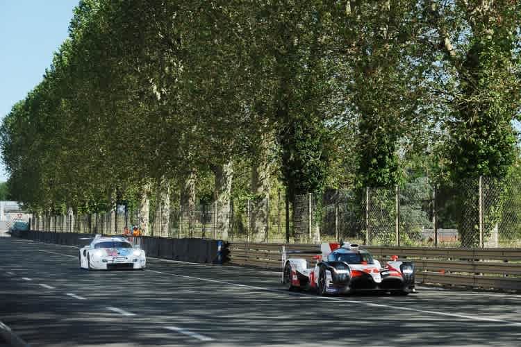 Toyota TS050 Hybrid und Porsche 911 RSR während der echten 24h Le Mans 2019
