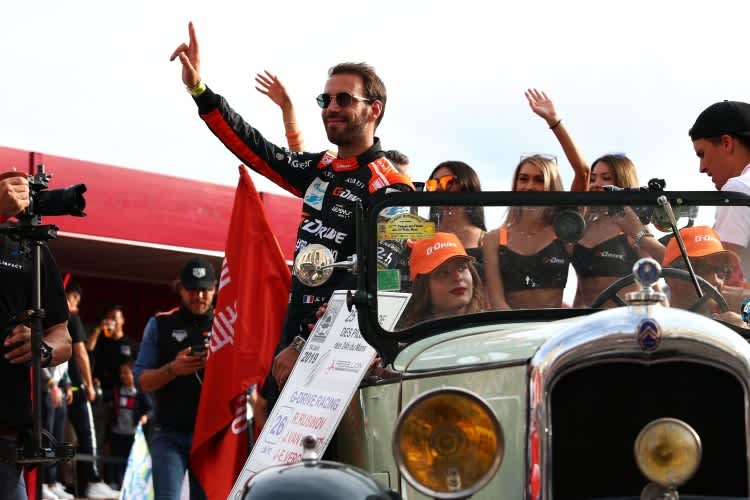 Jean-Eric Vergne hat in Le Mans auch bei der Fahrerparade Spaß