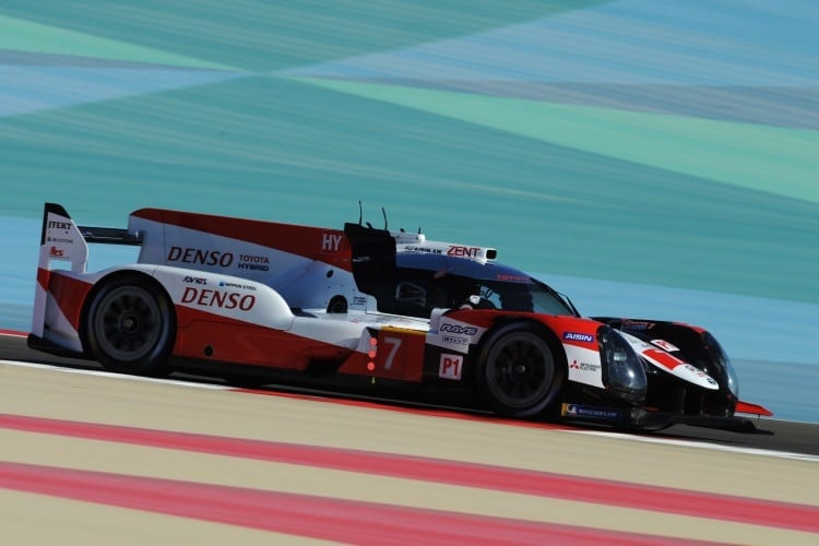 Der Toyota TS050 Hybrid auf der Strecke von Bahrain