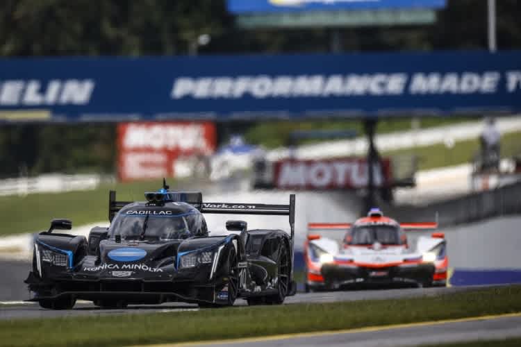 Der Cadillac DPi von WTR vor dem Acura DPi auf der Strecke von Road Atlanta