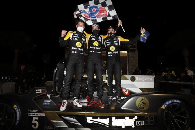 Siegen bei die 12h Sebring 2021: (v.li.) Loic Duval, Sebastian Bourdais und Tristan Vautier auf dem Cadillac DPi