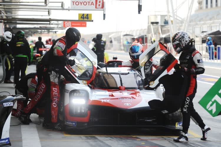 Boxenstopp beim siegreichen Toyota GR010 Hybrid in Bahrain
