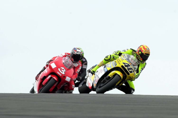 2001 ein gewohntes Bild: Max Biaggi gegen Valentino Rossi