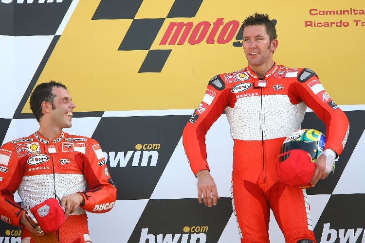 Loris Capirossi freute sich gut sichtbar für Rennsieger Troy Bayliss