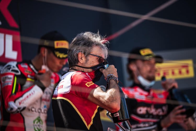 Go Eleven-Boss Gianni Ramello - im Hintergrund sein alter und neuer Fahrer