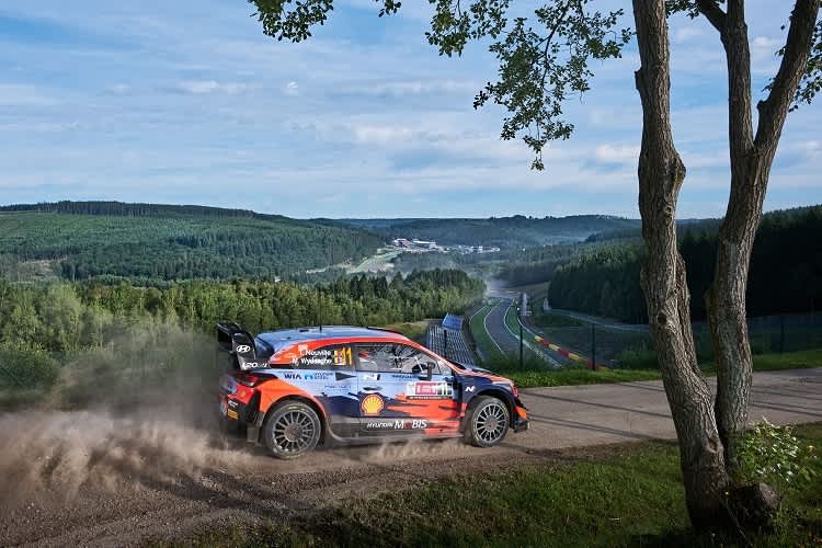 Heimsieger Thierry Neuville oberhalb von Spa Francorchamps
