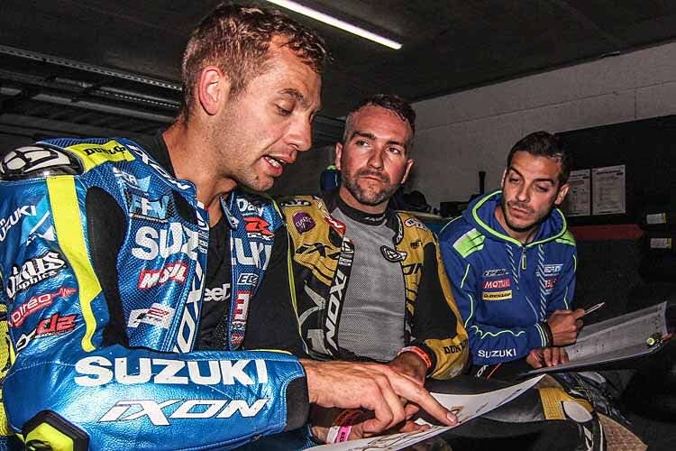 Gregg Black (li.) stimmt sich mit seinem neuen Teamkollegen Xavier Simeon (Mitte) ab