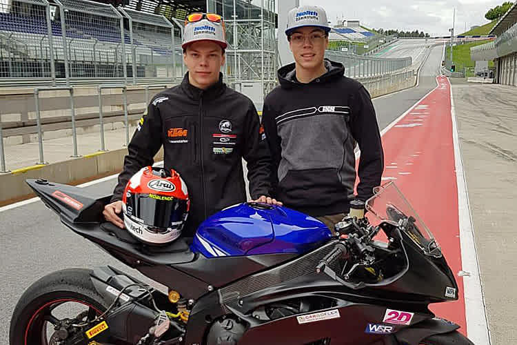 Maximilian Kofler (li.) muss sich vorerst mit Bruder Andreas das Trainingsmotorrad teilen