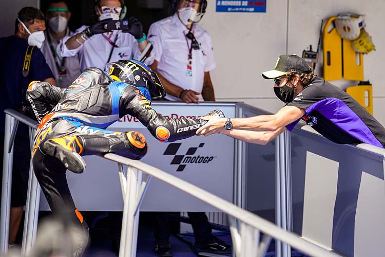 Unbändige Freude bei Valentino Rossi (re.) über den Sieg seines Halbbruders