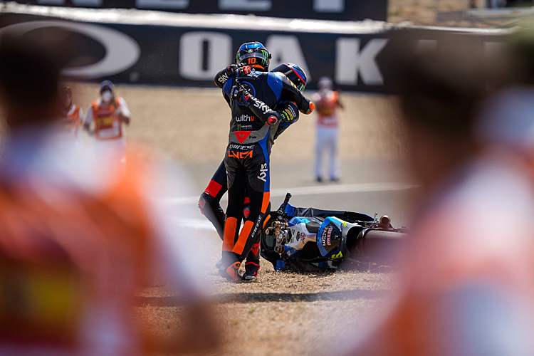 Umarmung nach dem Crash in der Ehrenrunde