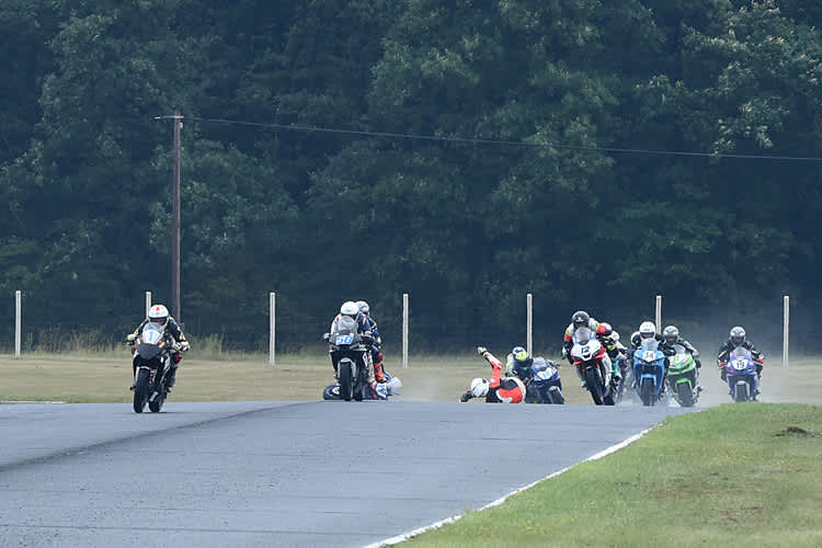 Nach einer Berührung musste Leon Lambing noch in der ersten Runde zu Boden