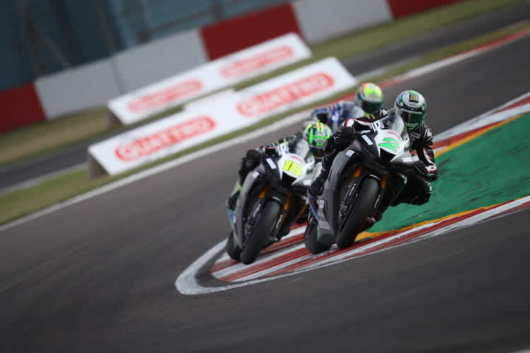 Andrew und Glenn Irwin demonstrierten die Stärke der Honda Fireblade