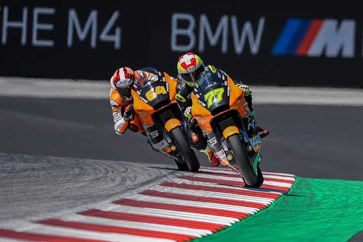 Der Schweizer Dominique Aegerter vor seinem niederländischen Teamkollegen Bo Bendseyder