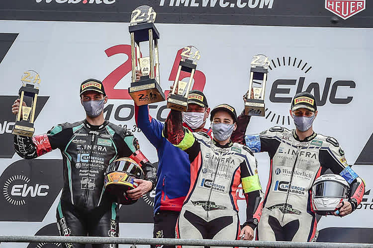 Toni Finsterbusch, Lucy Glöckner und Stefan Kerschbaumer stemmen den begehrten Pokal in die Höhe