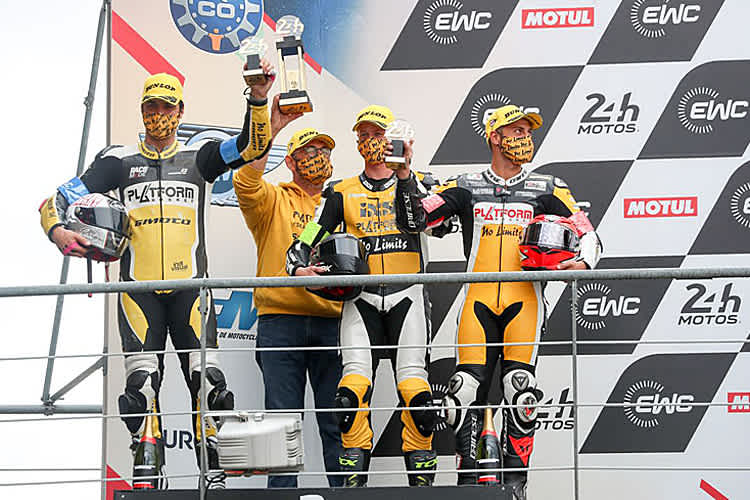 Luca Scassa, Teamchef Moreno Codeluppi, Christopher Kemmer und Luca Vitali genießen den Moment