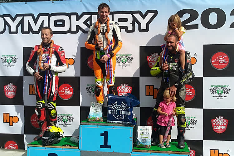 Christopher Eder (Mitte) mit einem Kranz Knackwurst als Siegeskranz