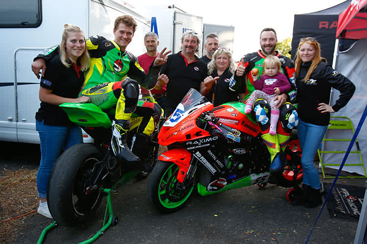 Das MTP-Racing-Team mit David Datzer (2. von rechts) und Johannes Schwimmbeck (2. von links)