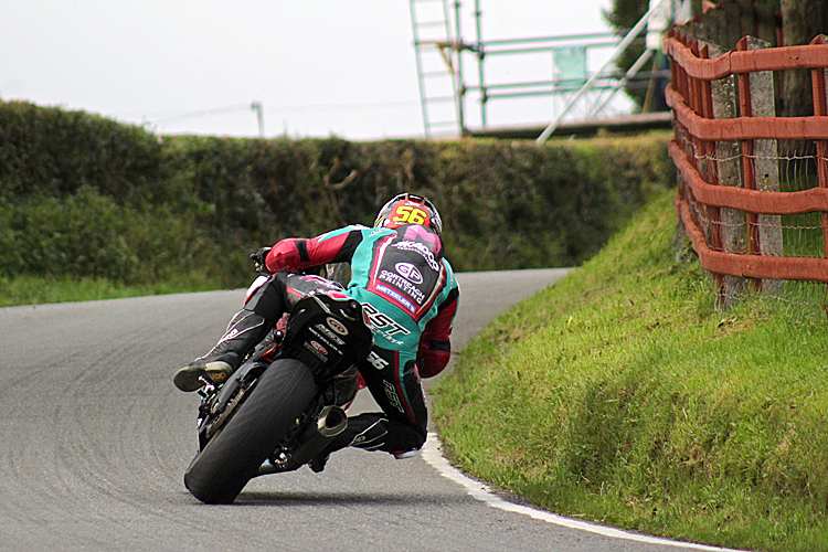 Adam McLean zeigte in Supertwin- und Supersport-Rennen allen den Auspuff