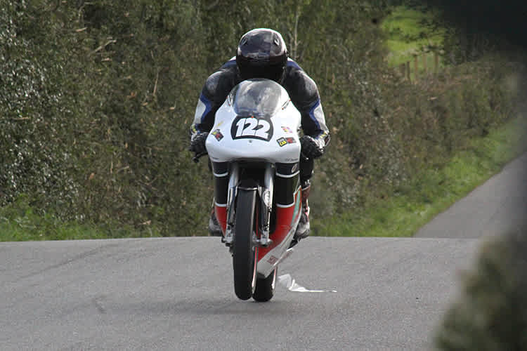 Chris Meyer jagt über einen der vielen Sprunghügel