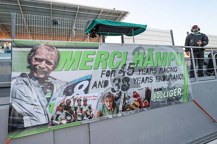 Ein Plakat zu Ehren von Hanspeter Bolliger