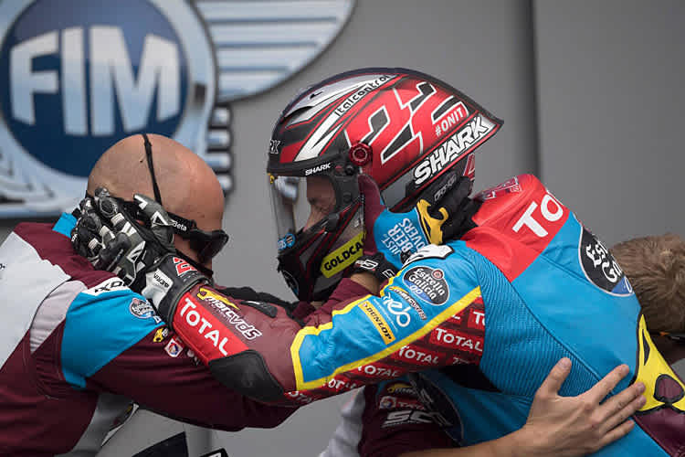 Reisenfreude bei Sam Lowes und seinem Techniker nach dem Grand-Prix-Sieg