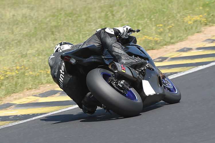 Julian Trummer auf seiner Yamaha R1
